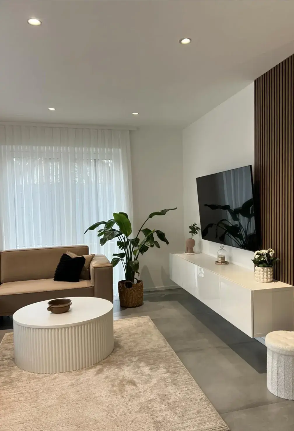 Seasonal deep cleaning living area by Cali Maids, fresh and organized home interior