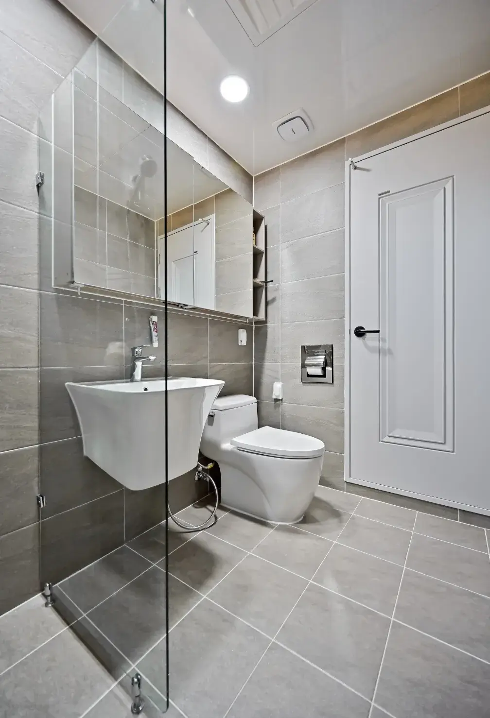 Spring Deep Cleaning bathroom by Cali Maids, fresh and spotless modern bathroom